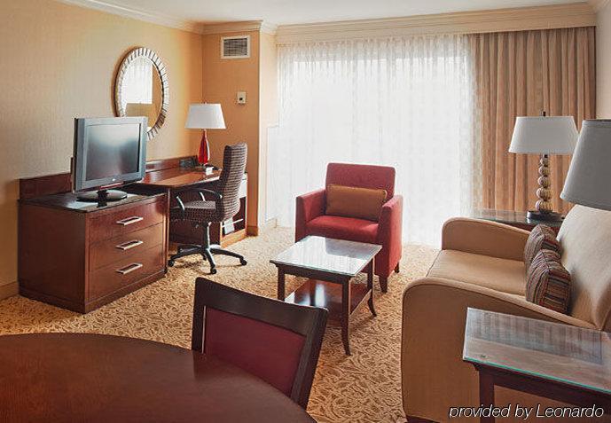 Holiday Inn Chesapeake Exterior photo