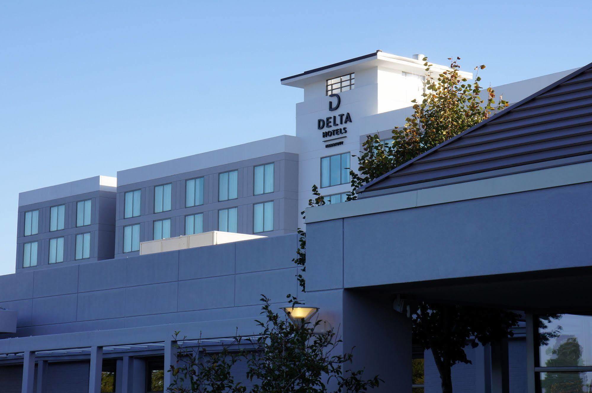 Holiday Inn Chesapeake Exterior photo