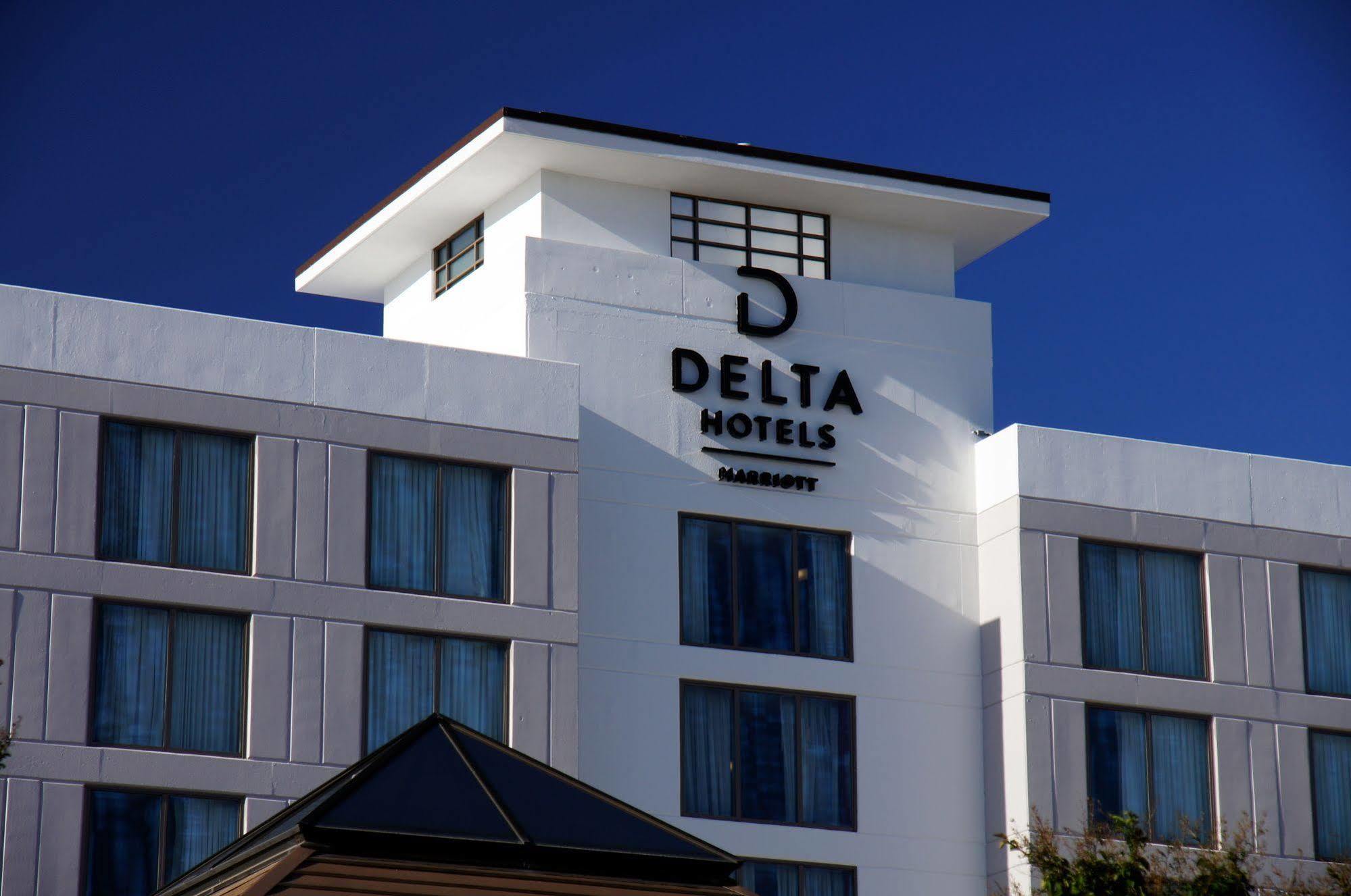 Holiday Inn Chesapeake Exterior photo